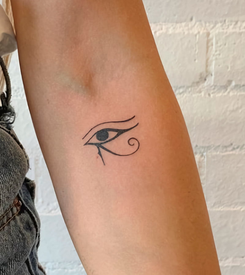 tatuajes de ojo de horus para mujeres