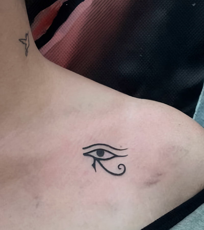 tatuajes de ojo de horus pequenos 10