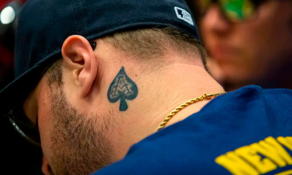 tatuajes de poker en el cuello 1