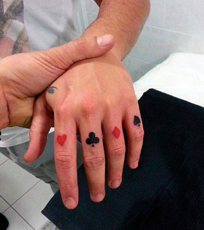 tatuajes de poker en la mano dedos 4