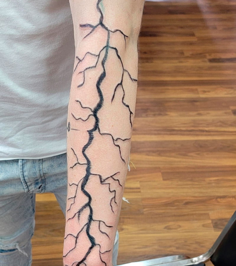 tatuajes de rayos en el brazo 4