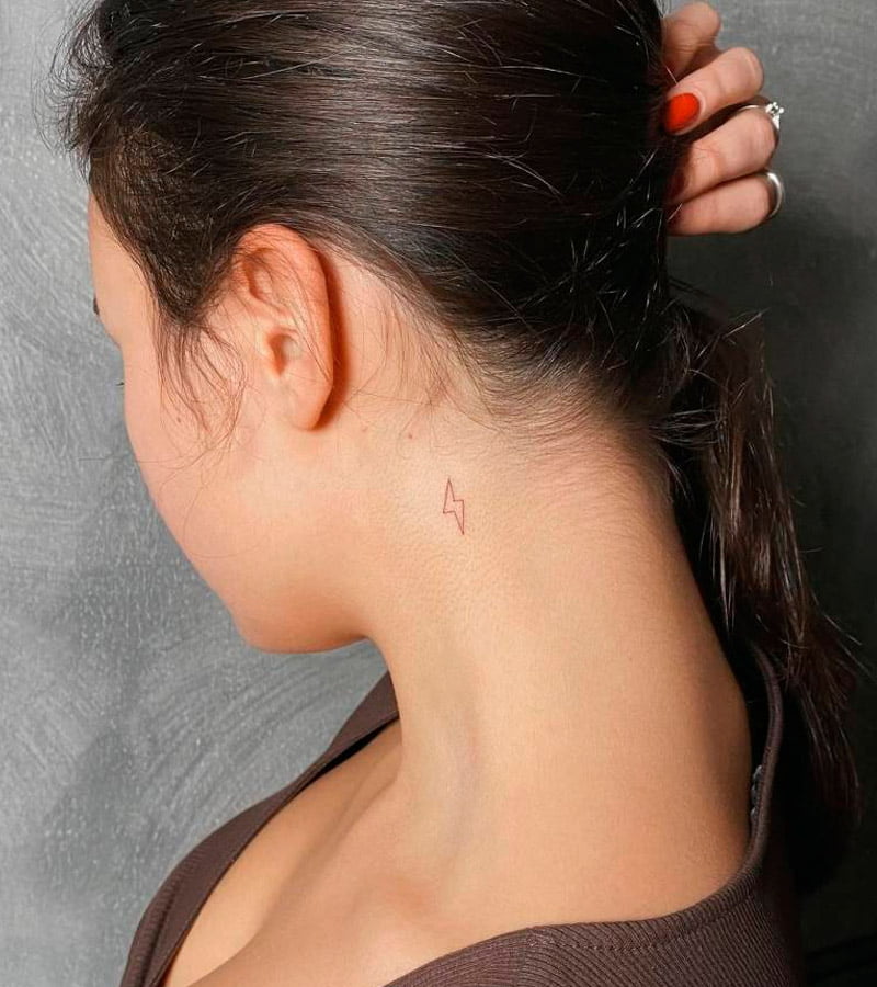 tatuajes de rayos en el cuello 1