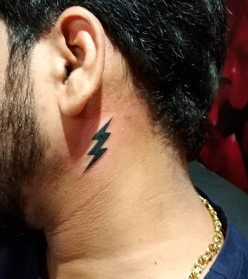 tatuajes de rayos en el cuello 2