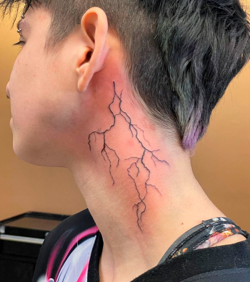 Tatuajes de rayos en el cuello