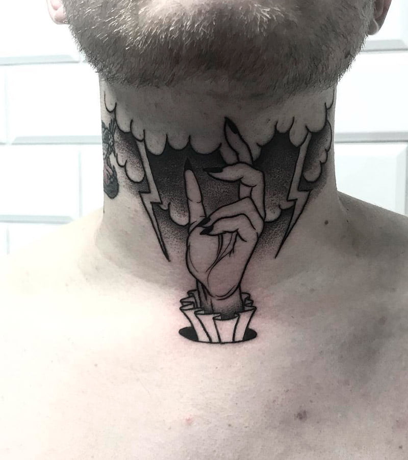 tatuajes de rayos en el cuello 8
