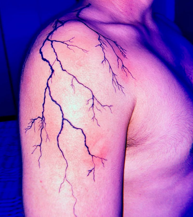 tatuajes de rayos en el hombro 1