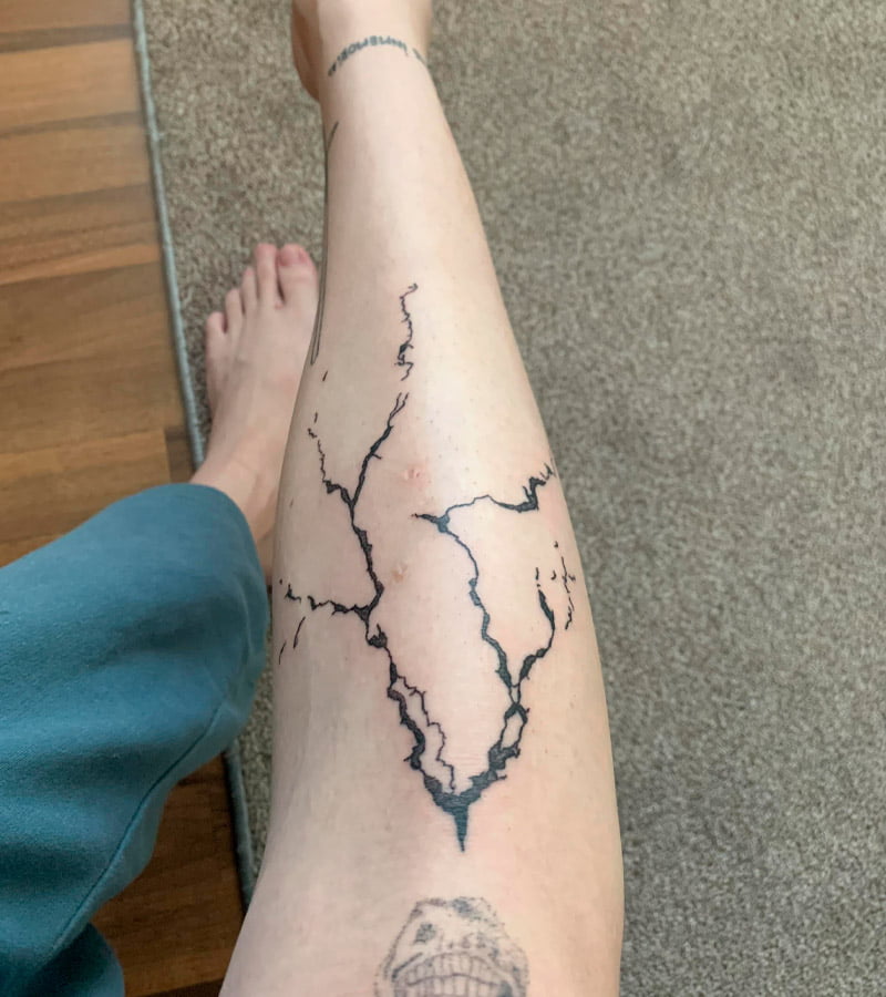 tatuajes de rayos en la pierna 2