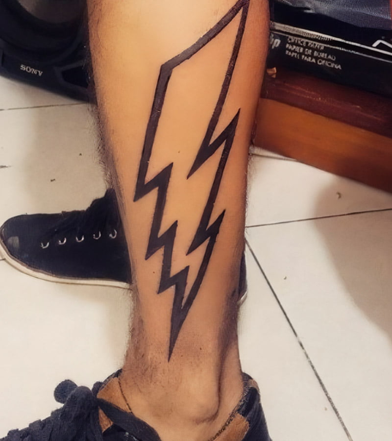 Tatuajes de rayos en la pierna