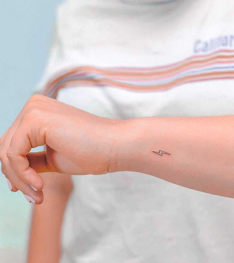 tatuajes de rayos minimalistas 11