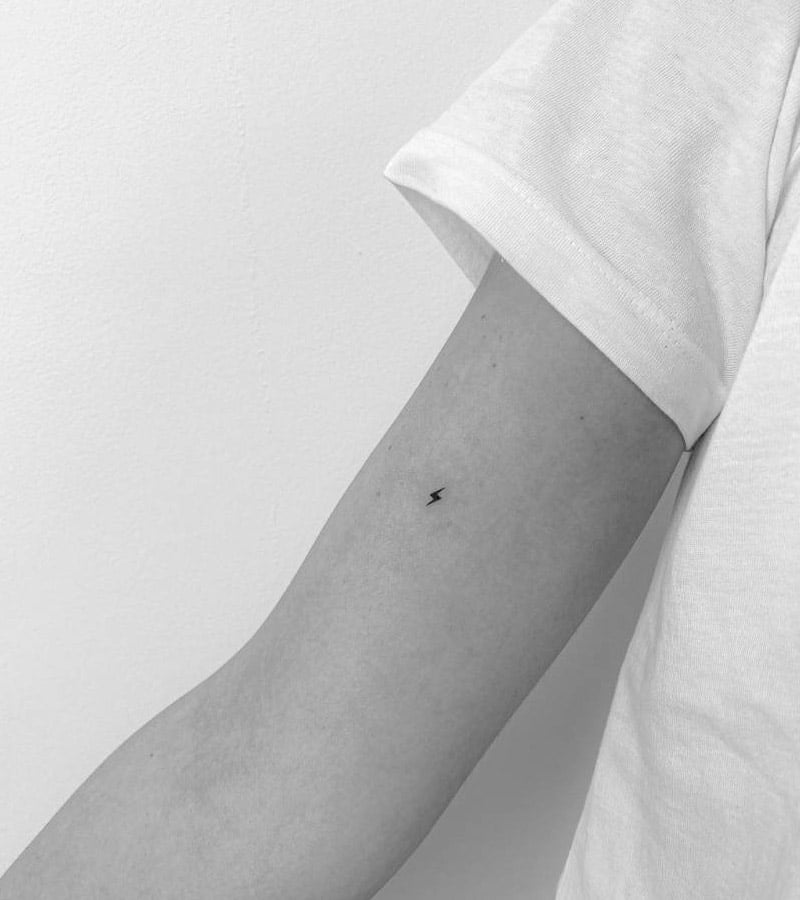 tatuajes de rayos minimalistas 7
