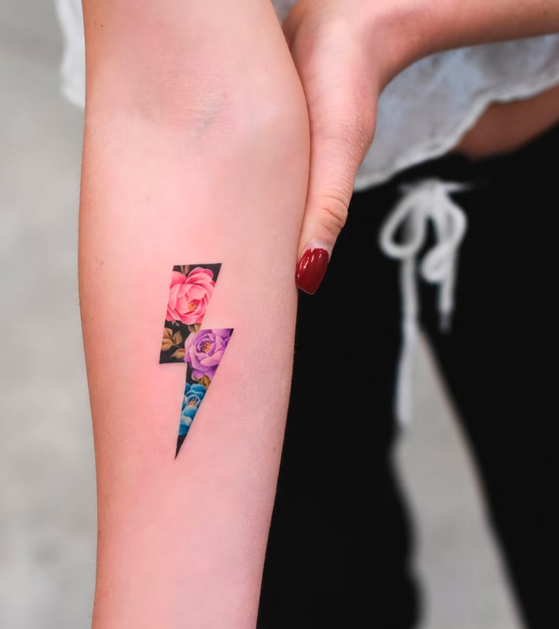 tatuajes de rayos para mujeres 20