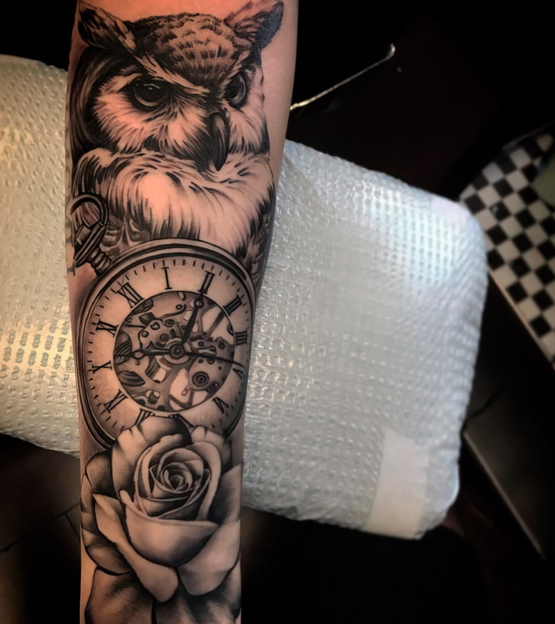 Tatuajes de búhos con reloj y rosas