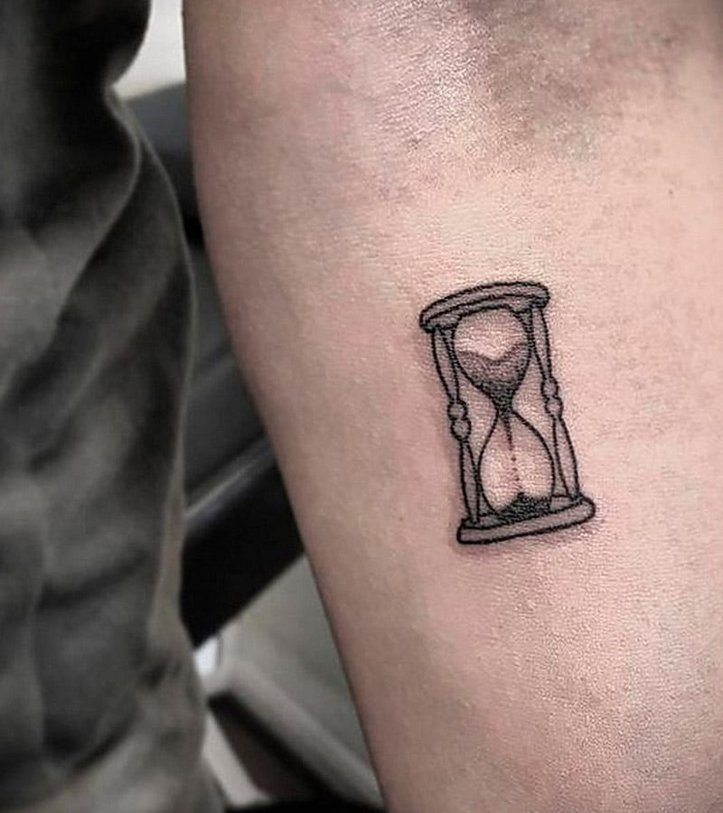 tatuajes de reloj de arena sencillos y minimalistas 10