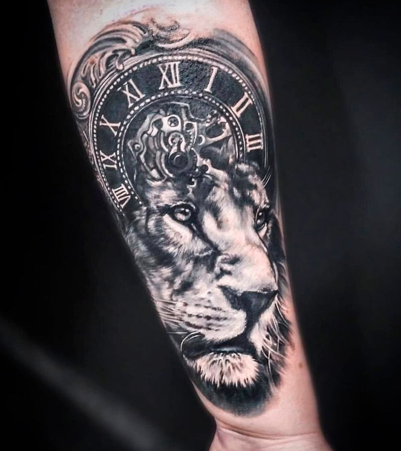 Tatuajes de león con reloj