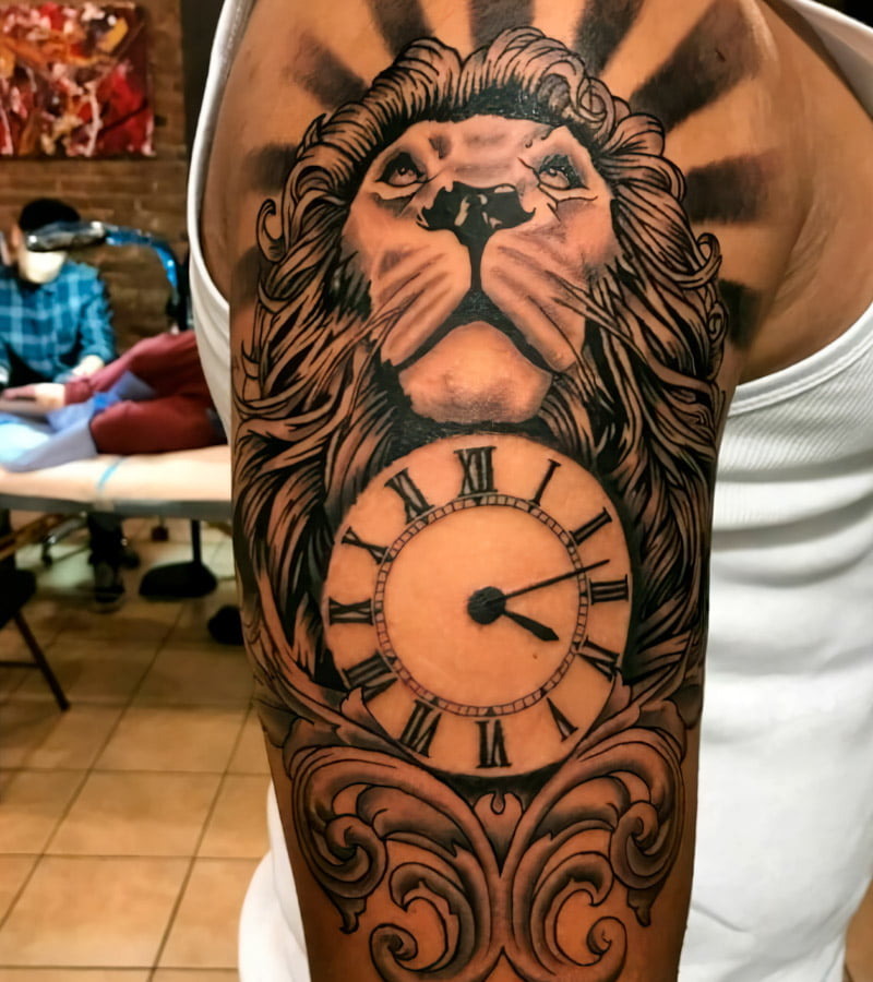 tatuajes de reloj y leon 5