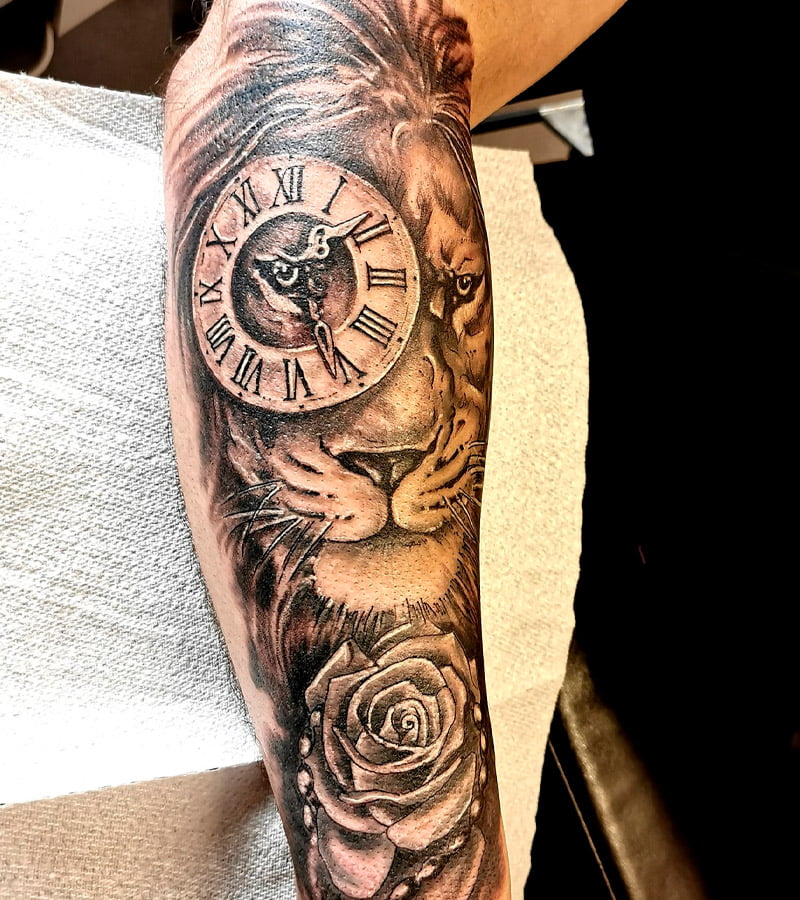 Tatuajes de león con reloj