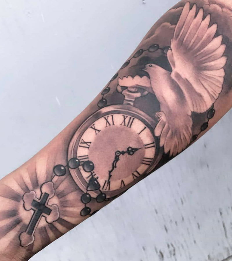 Tatuajes de palomas y reloj 