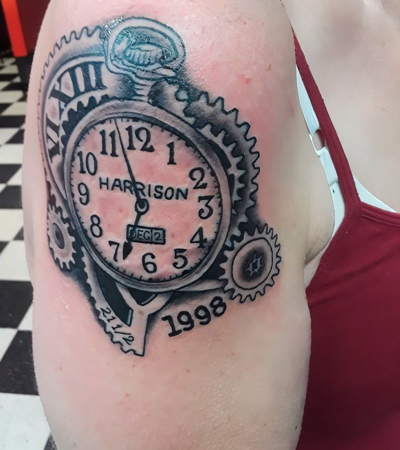 Tatuajes de relojes con fecha y hora de nacimiento