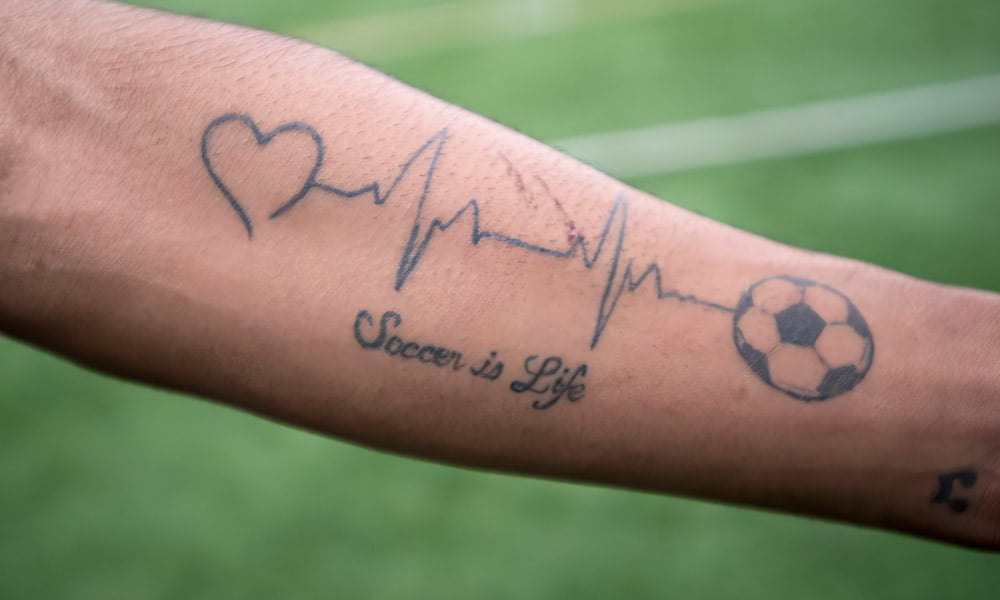 tatuajes de signos vitales con balon de futbol 1