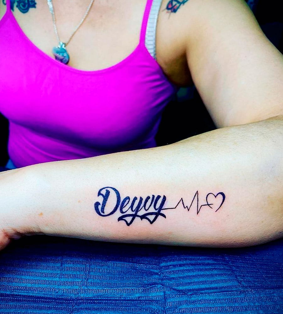 tatuajes de signos vitales con nombre 15