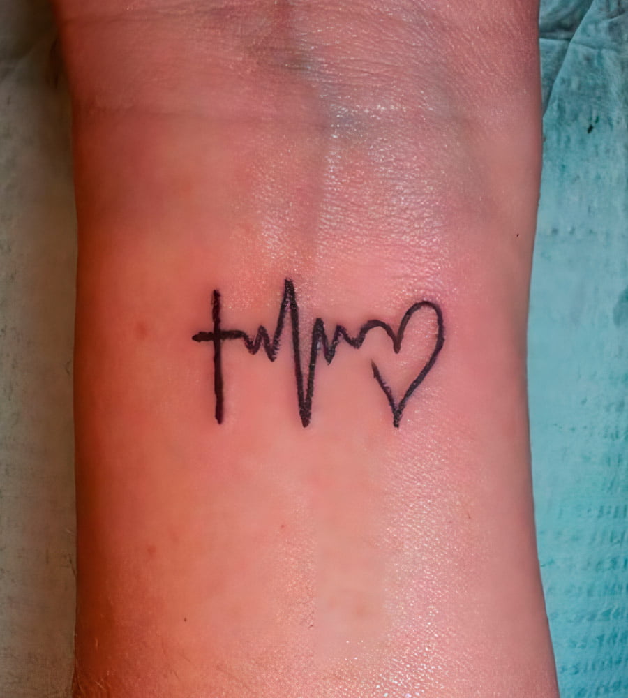 tatuajes de signos vitales y corazon 10