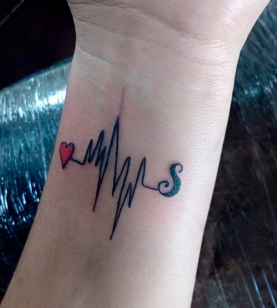 tatuajes de signos vitales y corazon 3