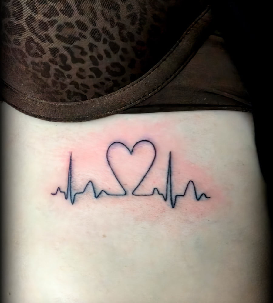 tatuajes de signos vitales y corazon 8