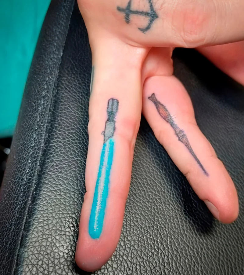 tatuajes de star wars en los dedos y mano 3