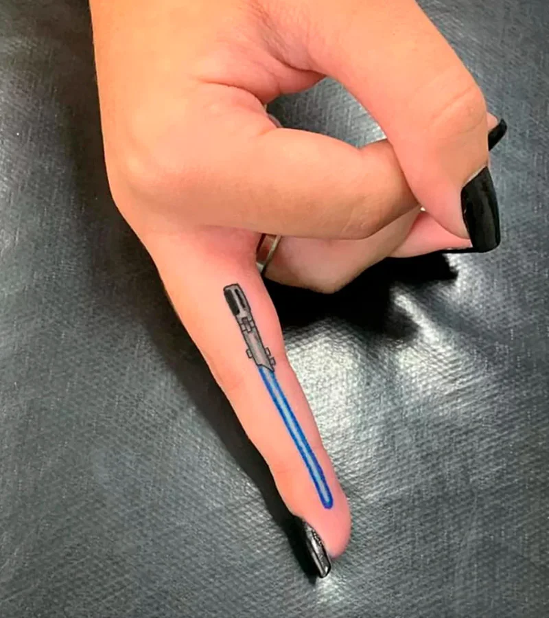 tatuajes de star wars en los dedos y mano 5