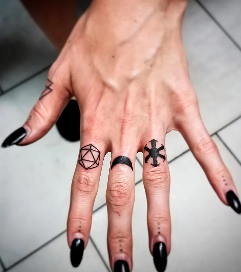 tatuajes de star wars en los dedos y mano 7