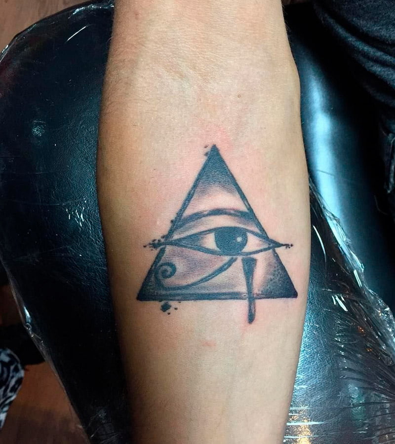 tatuajes de triangulos y ojo de horus 3