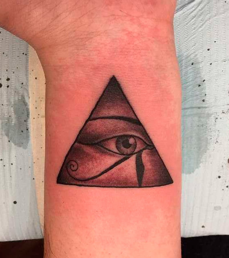 tatuajes de triangulos y ojo de horus 4