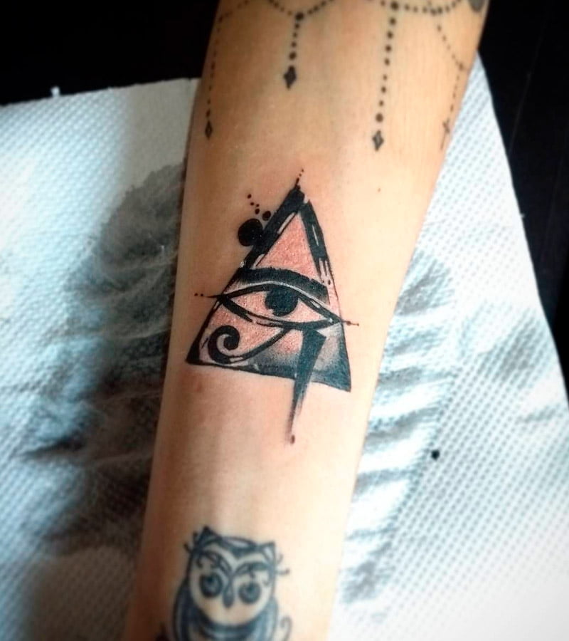 tatuajes de triangulos y ojo de horus 5