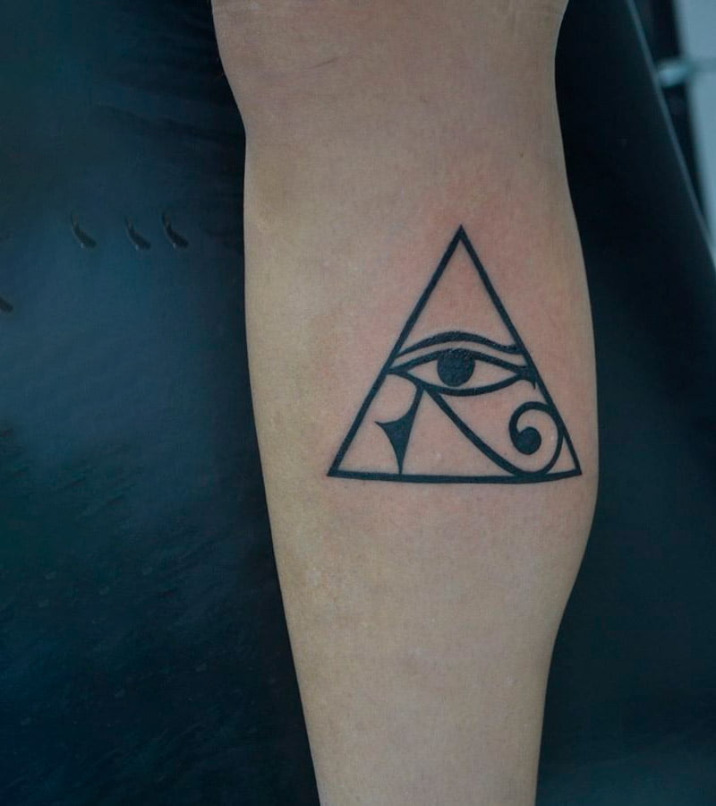 tatuajes de triangulos y ojo de horus 6
