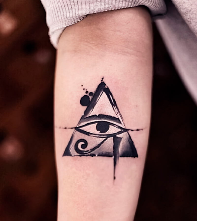 tatuajes de triangulos y ojo de horus 7