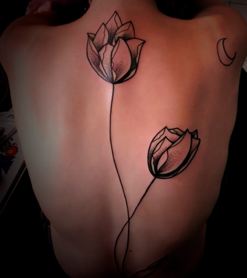tatuajes de tulipanes en la espalda 1