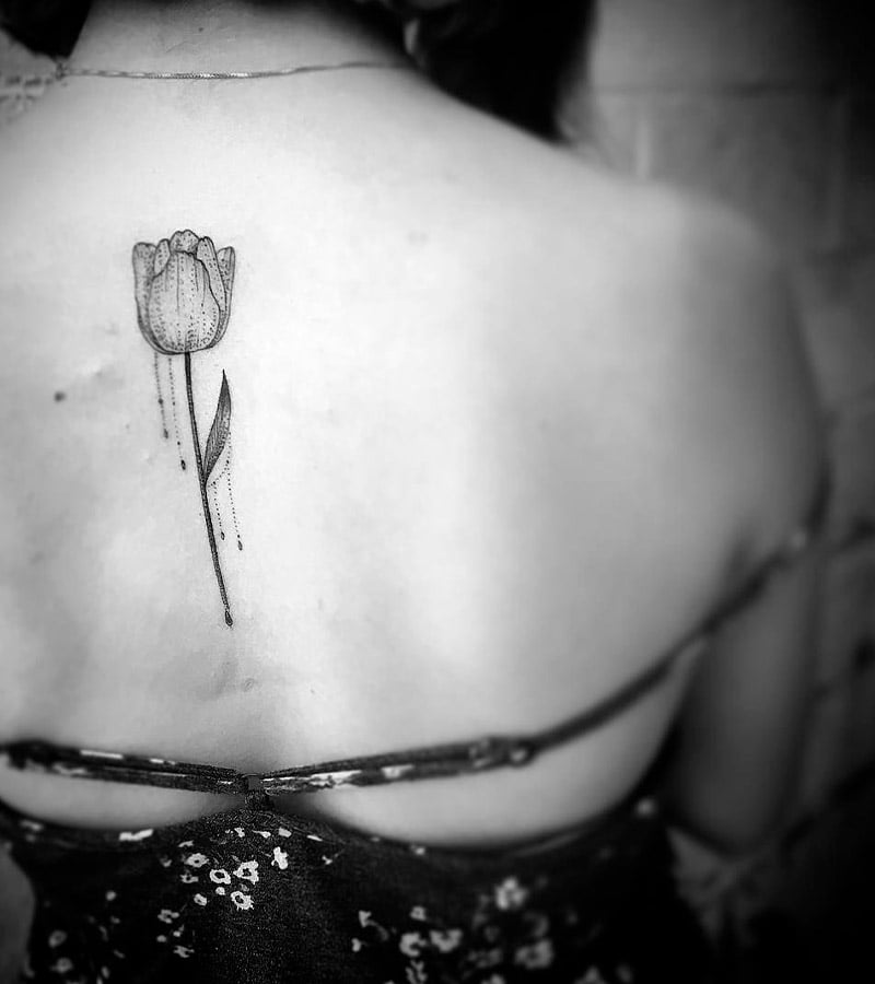 tatuajes de tulipanes en la espalda 3