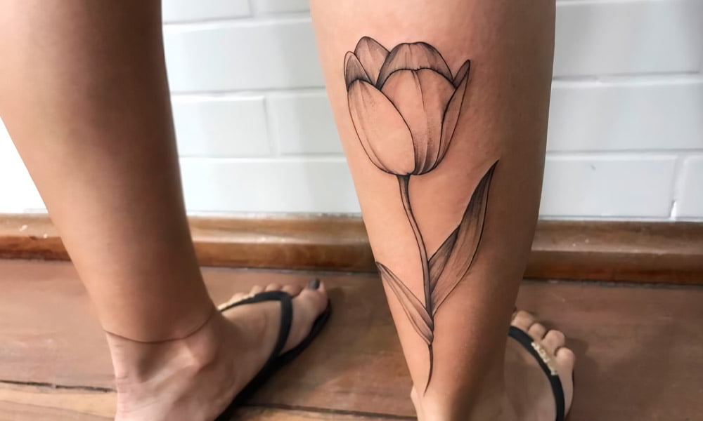 tatuajes de tulipanes en la pierna 2