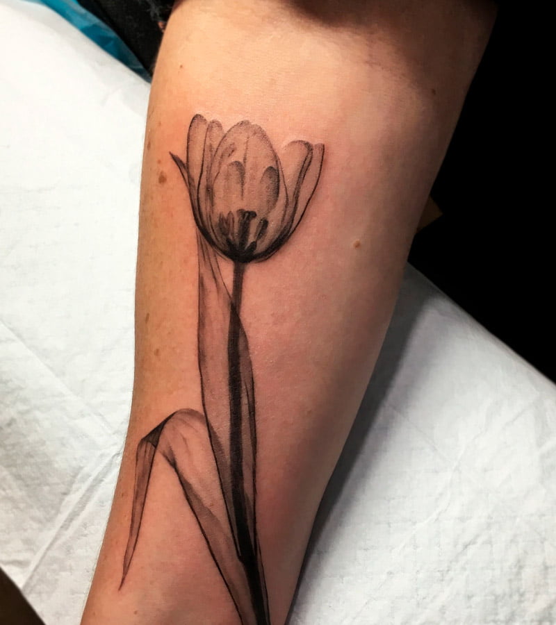 tatuajes de tulipanes para hombres 10
