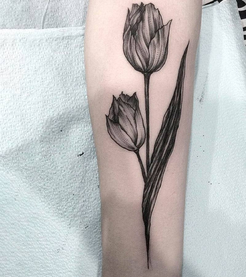 tatuajes de tulipanes para hombres 16
