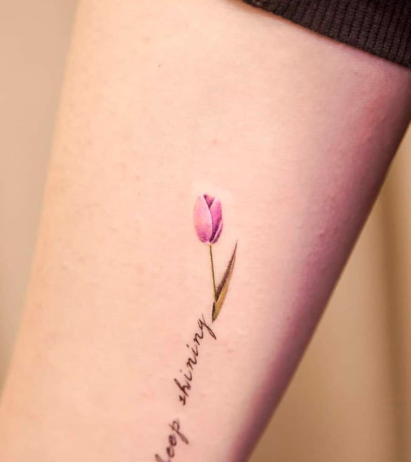 tatuajes de tulipanes para mujeres 13