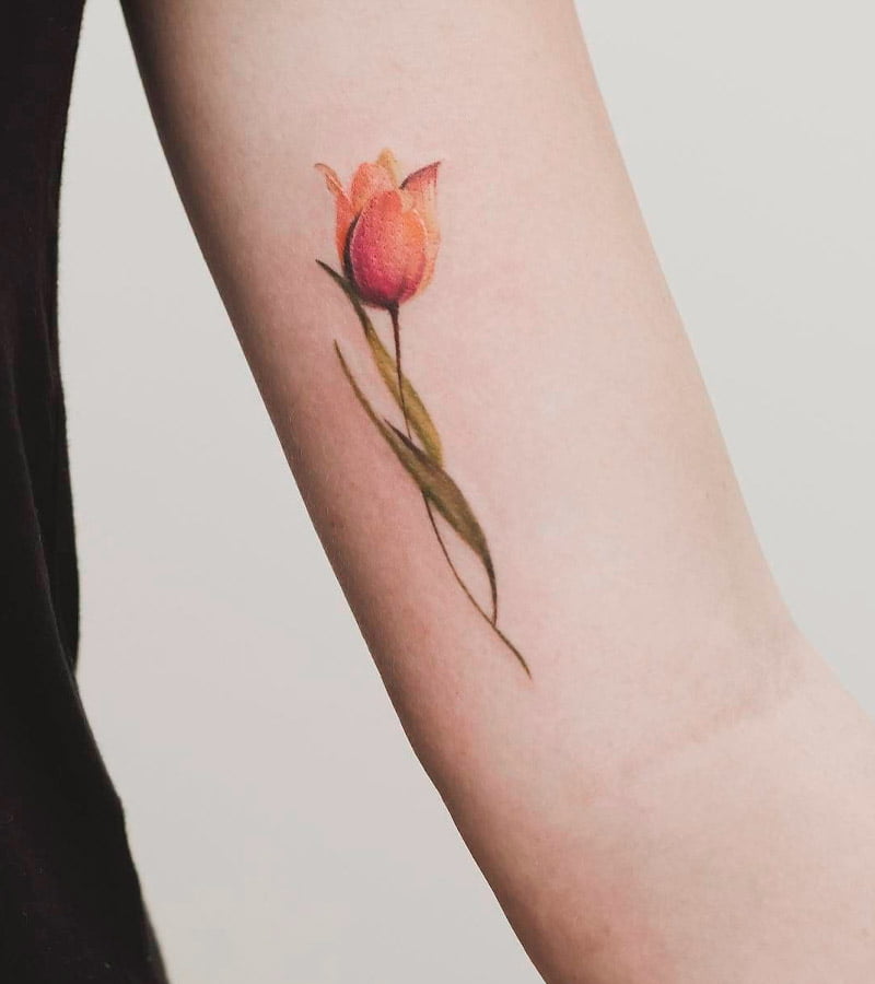 tatuajes de tulipanes para mujeres 7