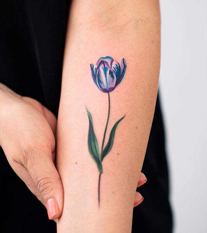 tatuajes de tulipanes para mujeres 8