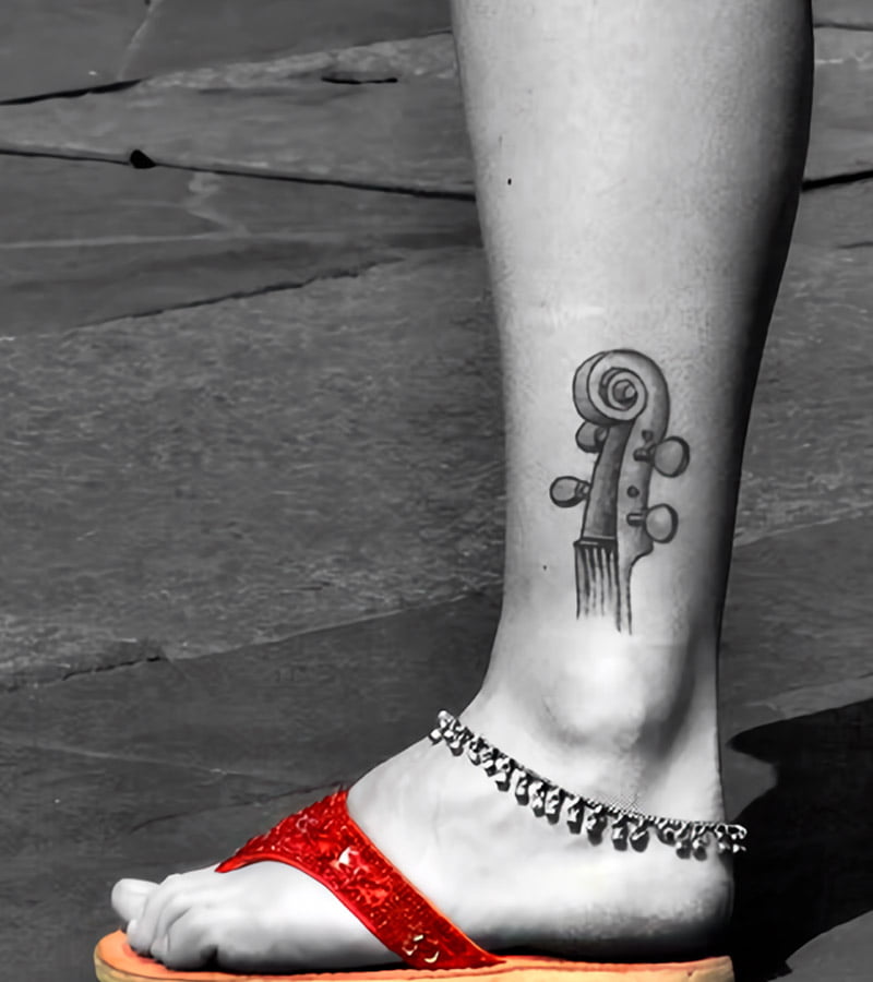tatuajes de violin en la pierna 1