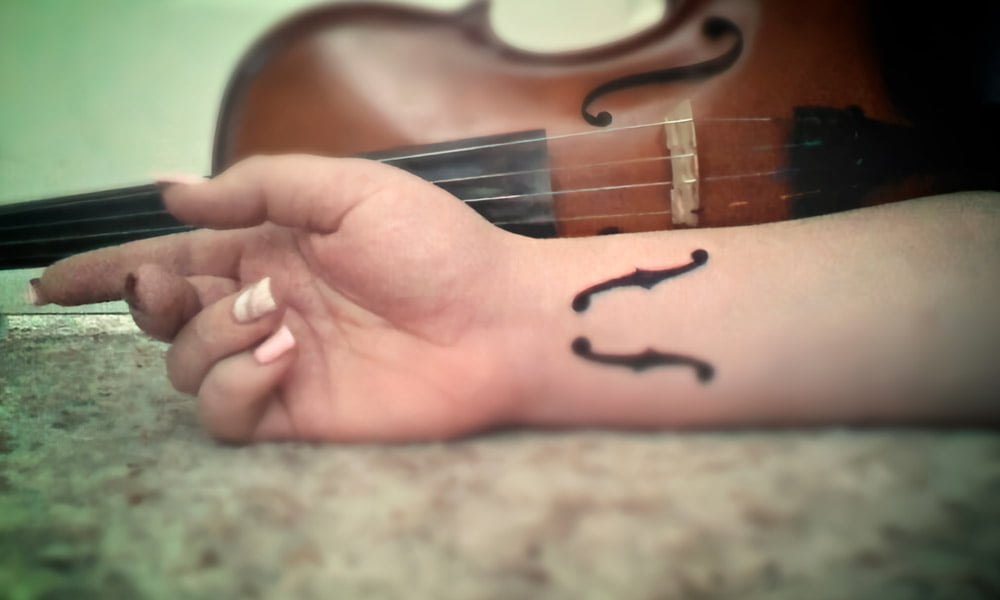 tatuajes de violin minimalistas 3