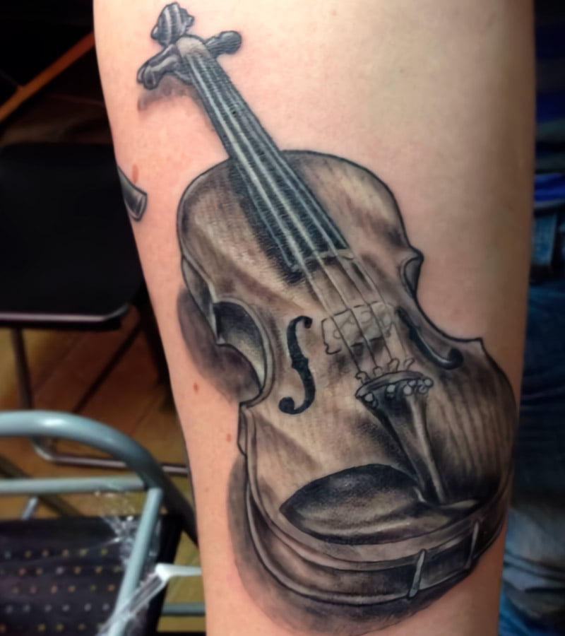 tatuajes de violin para hombres 4