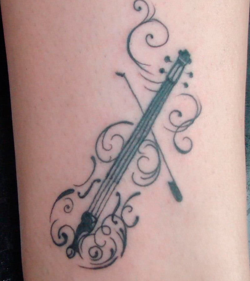 tatuajes de violin para mujeres 13
