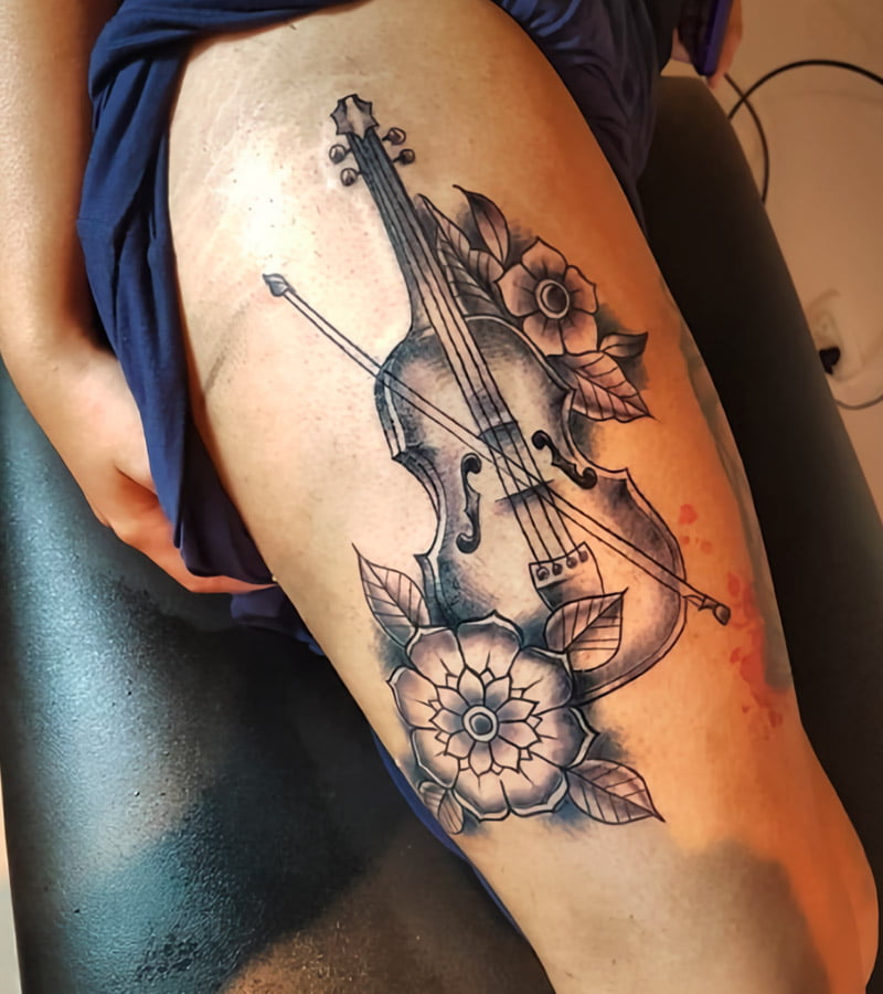 tatuajes de violin para mujeres 14