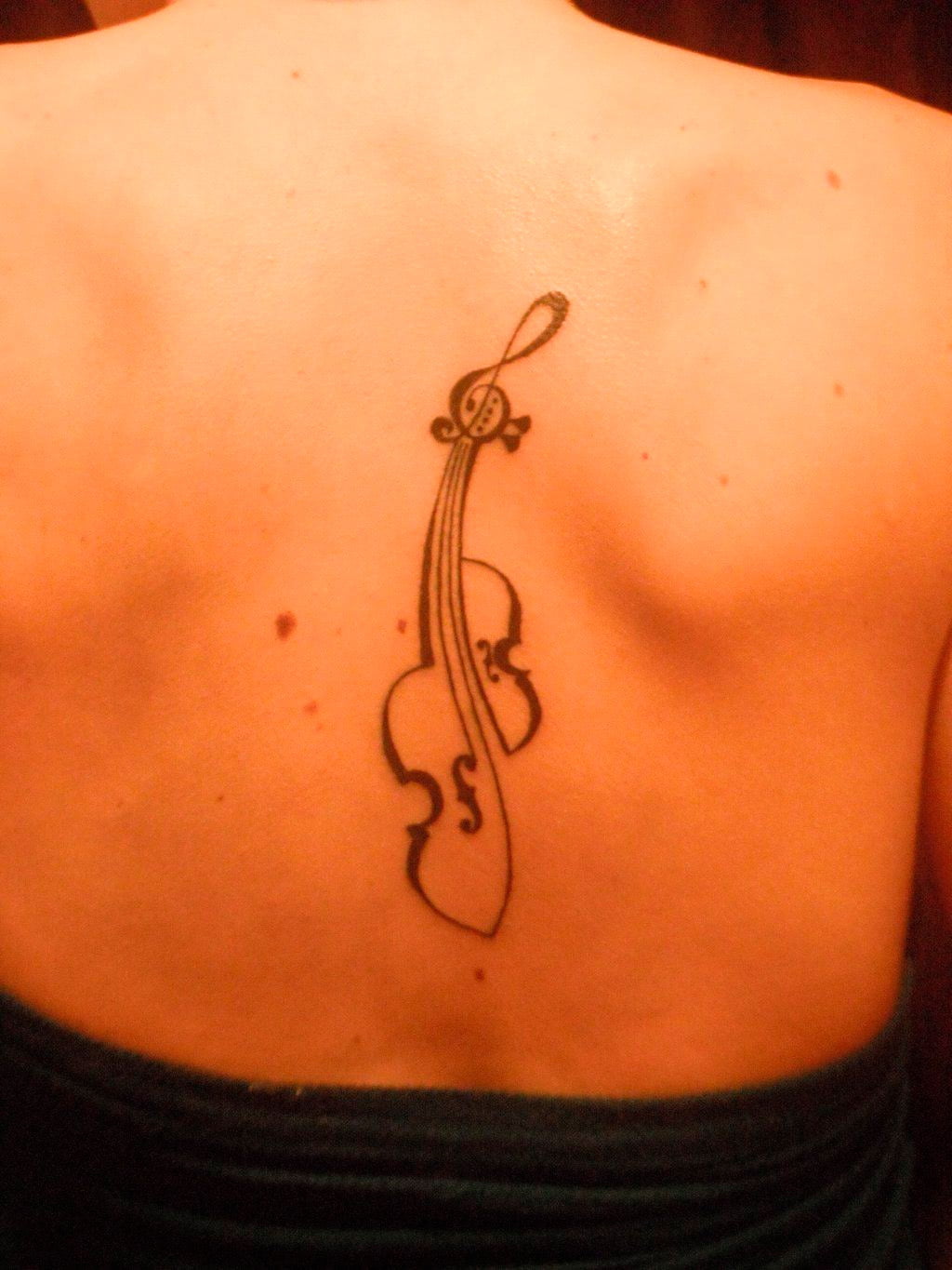 tatuajes de violin para mujeres 15