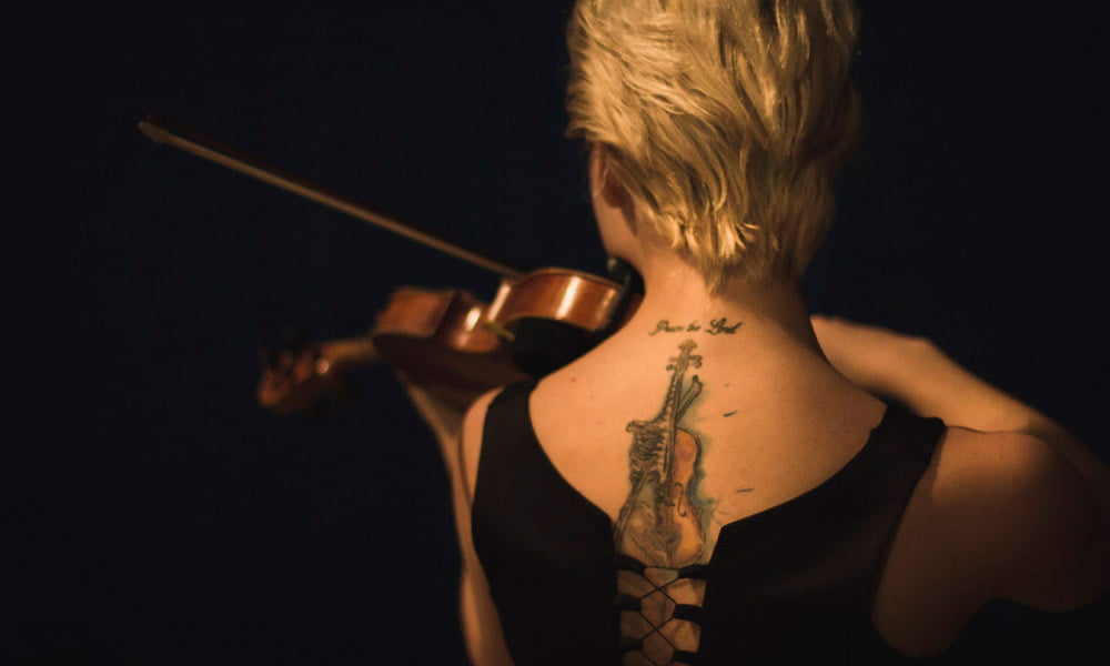 tatuajes de violin para mujeres 19